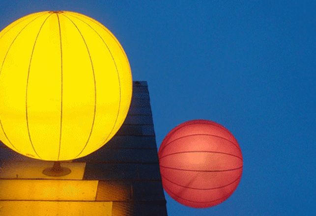 Witness Films Several “Orange Orb” UFOs over Chicago, Illinois