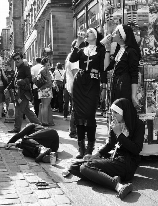 nuns-drinking-beer-and-smoking