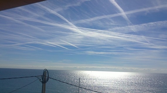 Contrails_in_Sitges