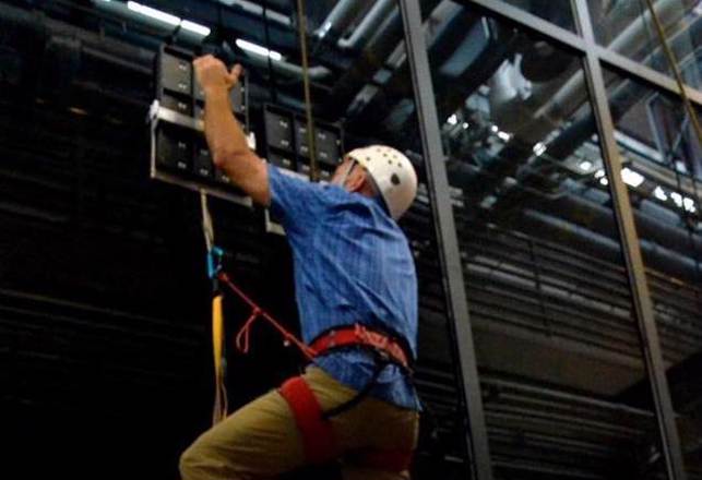 DARPA Gecko Gear Has Spider Wannabes Climbing the Walls