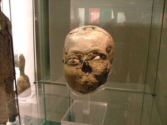 British Museum Jericho skull 2005 Jononmac Wikipedia cc by sa