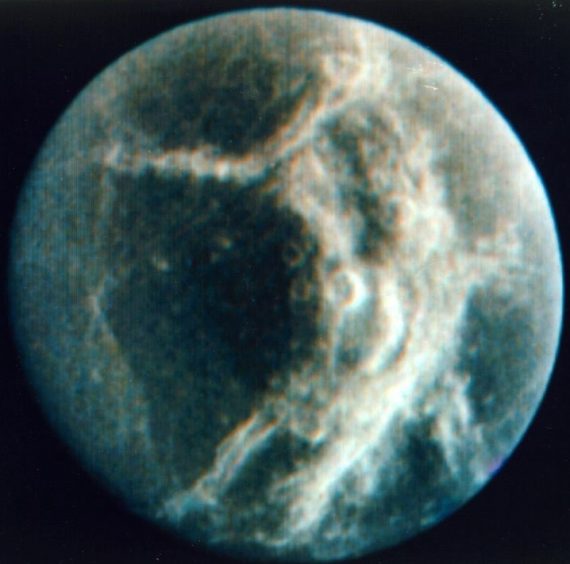 Dione Voyager 1 NASA 570x564