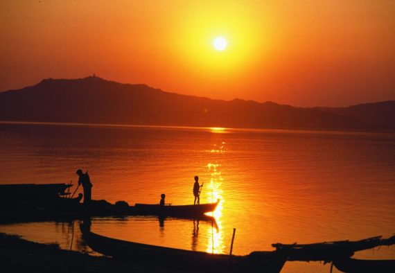 myr irrawaddy sunset 570x394
