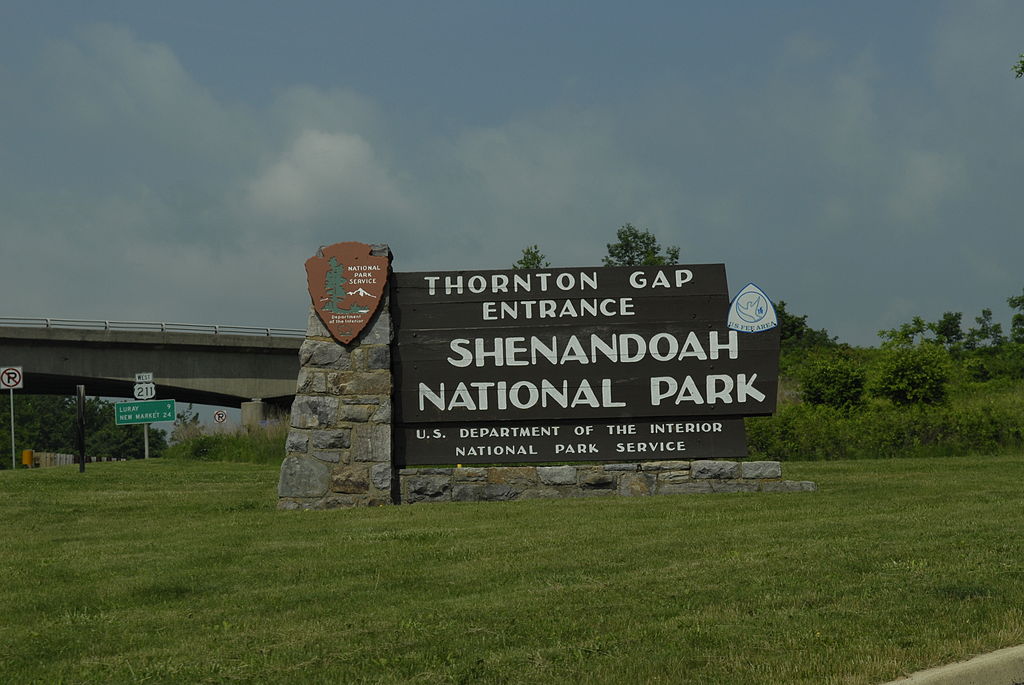 1024px-Eingang_zum_Shenandoah_National_Park