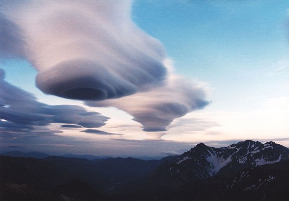 800px-lenticular_clouds_and_mount_hotaka_from_mount_otensho_1994-06-25-opt