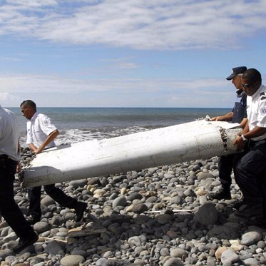 UFOs at Reunion Island Where Possible MH370 Wreckage Found