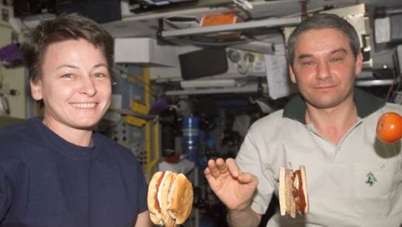astronautseatingburgers 570x323
