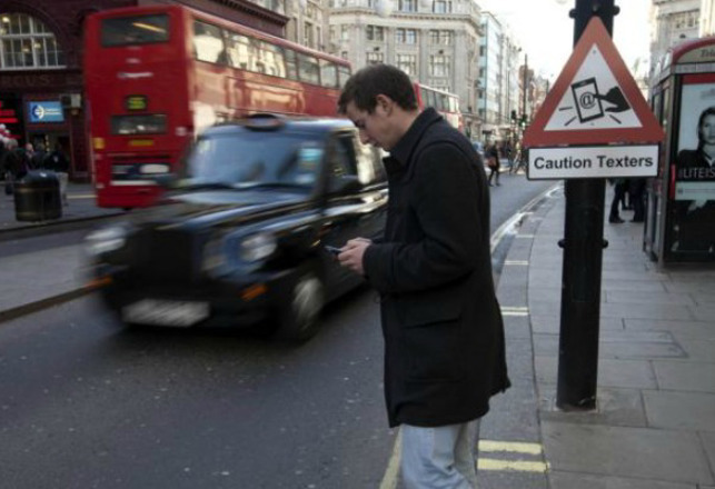 City Installs Sidewalk Traffic Lights For Smartphone “Zombies”