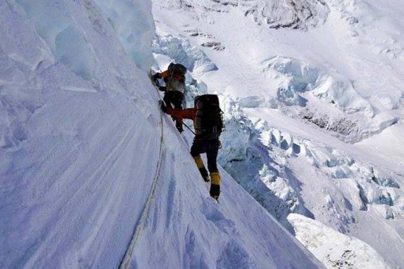 Climbers acclimatising and adjusting to their environment above 6,500 m on Mt Everest. Photo courtesy: Ronnie Muhl