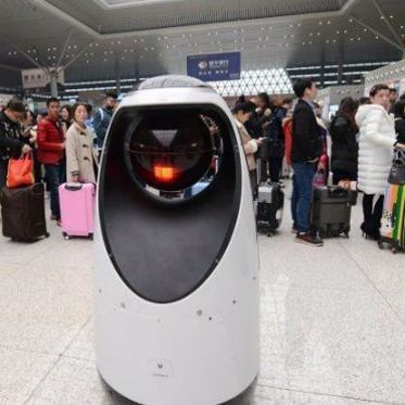 Chinese Robocop Recognizes Faces and is Armed With a Taser