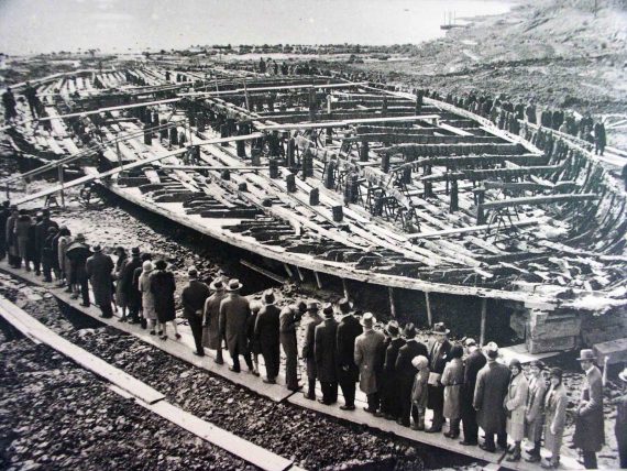 Italians viewing antique Emperor Caligulas Nemi ships 1932 1 570x428