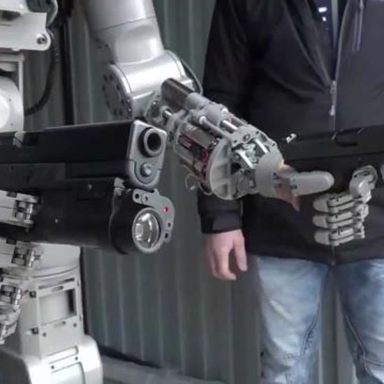 Russian Humanoid Robot Fires Guns With Both Hands