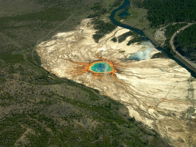Grand Prismatic Spring Yellowstone   panoramio 640x480