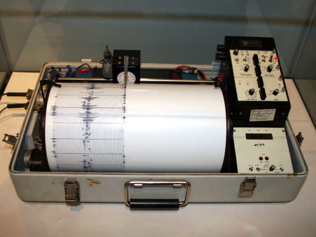 Kinemetrics seismograph 640x480