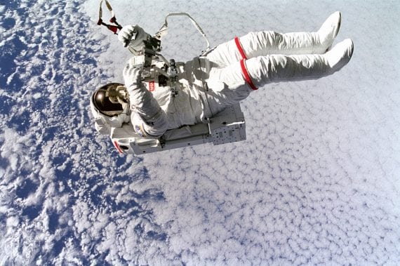 astronaut spacewalk 570x379