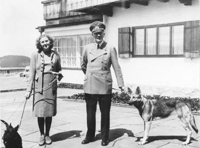 Bundesarchiv B 145 Bild F051673 0059 Adolf Hitler und Eva Braun auf dem Berghof 640x475