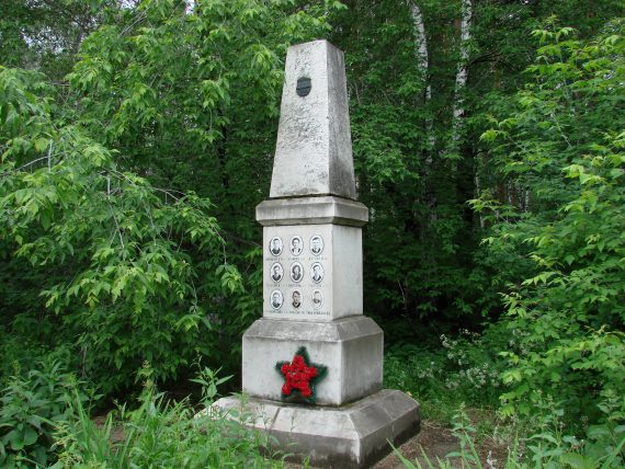 Памятник дятловцам на Михайловском кладбище 570x428