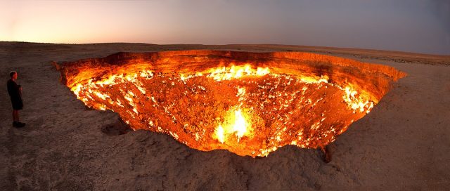 1200px Darvasa gas crater panorama 640x272