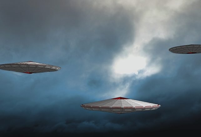 Multiple Reports of White Cigar Shaped UFOs Over Texas