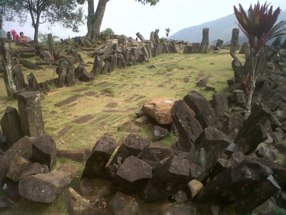 gunung padang indonesia pyramid ancient megalith 570x428