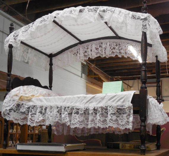 Canopy Bed 570x527