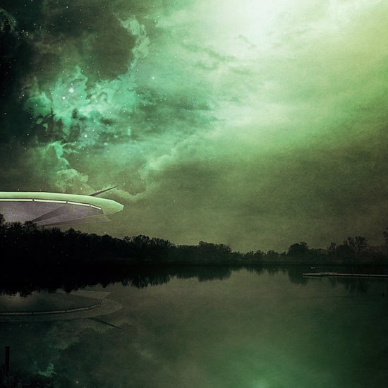 Giant UFO Filmed Hovering Above Lake Erie