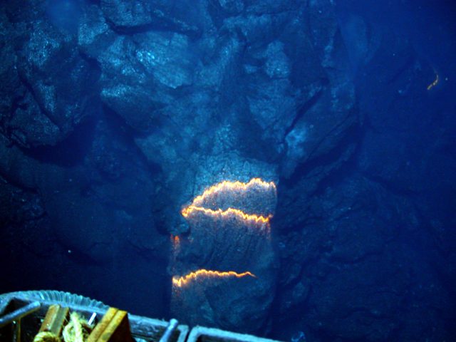 Bands of glowing magma from submarine volcano 640x480