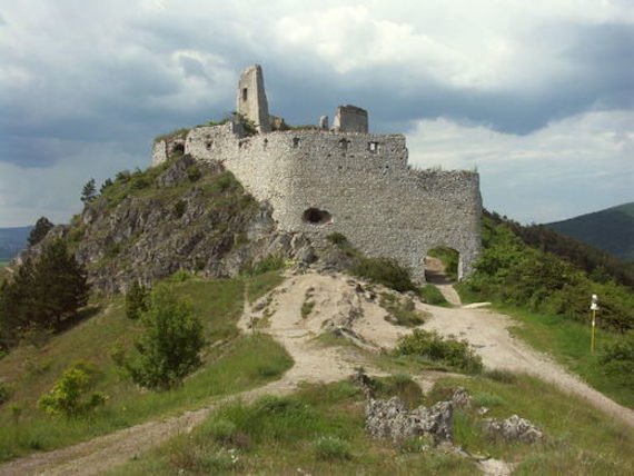 Slovakia Cachtice hrad 2