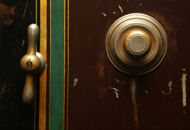 Tourist Opens Mysterious Safe Locked For 40 Years After Pulling Combination “From Thin Air”