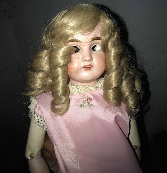 0 PAY HAUNTED DOLL BLINKS