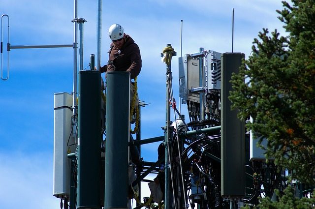 working on cell tower 3850689 640 640x425