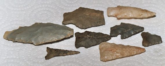 640px Native American arrowheads 570x228