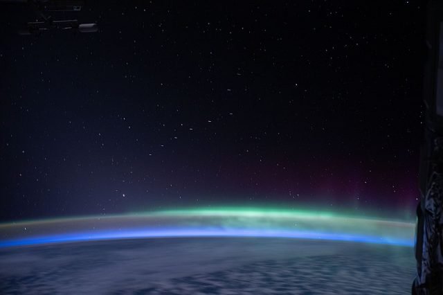 800px ISS 62 Earths glow and Aurora australis with Starlink satellite constellation 640x426