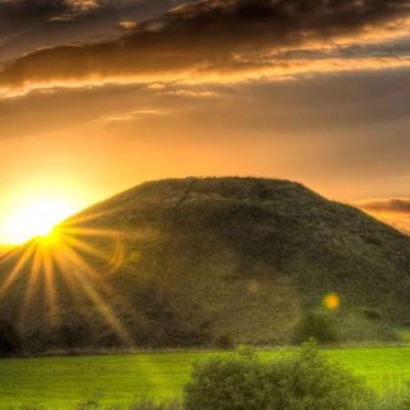 The Mysterious Silbury Hill, Crop Circles, and a Bizarre Alien Encounter