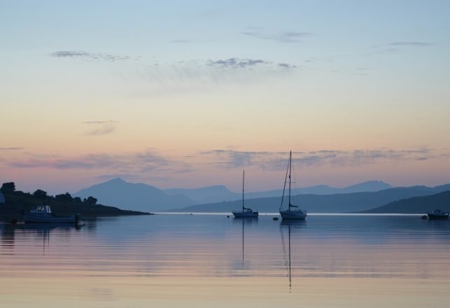 Possible Loch Ness Monster Sighting By a Mother and Daughter