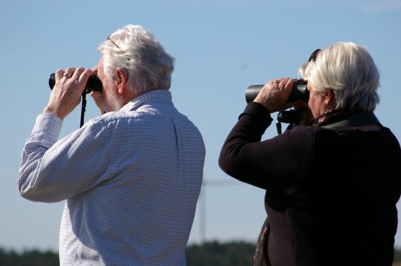 binoculars 2194228 1920 570x379