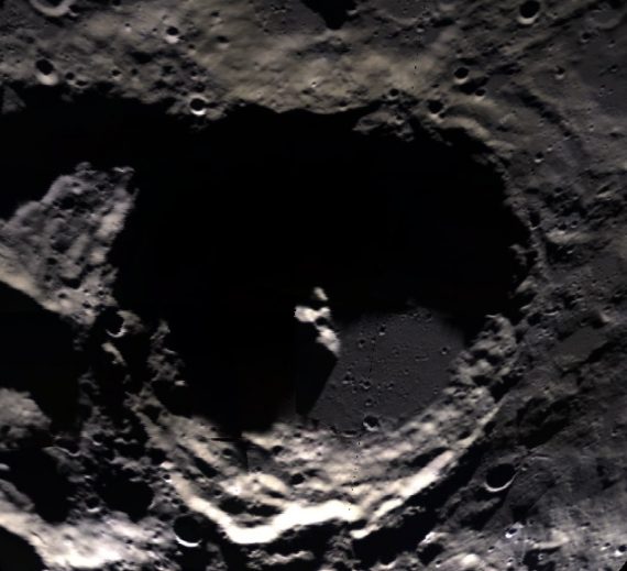 Amundsen Crater 570x519