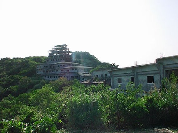 Nakagusuku Kogen Hotel ruins