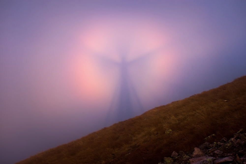 Человек встречает таинственного гиганта «Броккен Спектр» в Озерном крае Англии