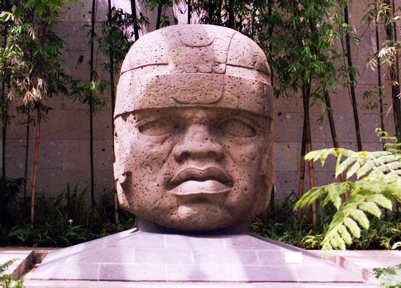Таинственные головы ольмеков и пузатые скульптуры майя: правители или потусторонние существа?